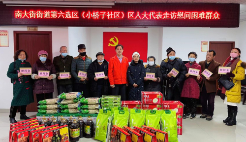 Visit and comfort the poor people in Xiaoqiaozi community, Yongchuan city