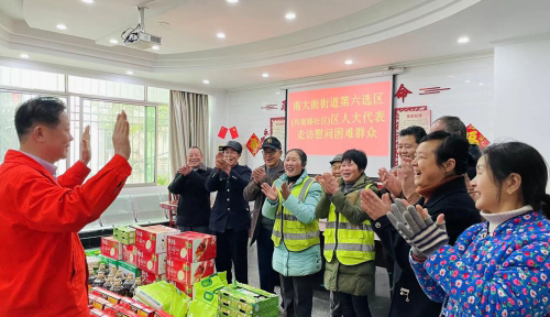 Visit and comfort the poor people in Xingnan Road community, Yongchuan city